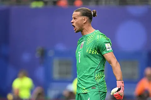 بعد تصديه لركلة جزاء.. من هو أورجان نايلاند حارس منتخب النرويج؟